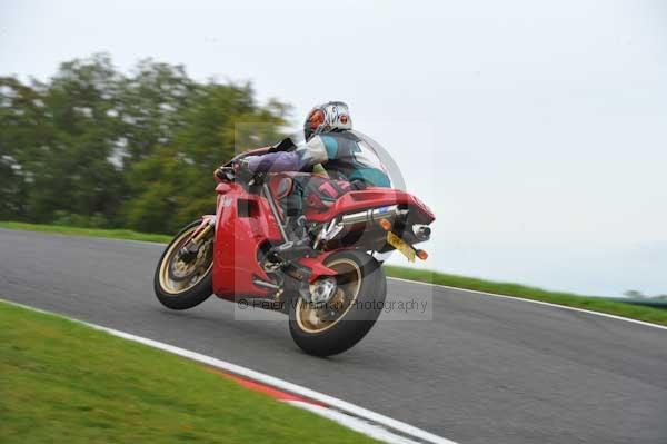 Motorcycle action photographs;cadwell;cadwell park photographs;event digital images;eventdigitalimages;motor racing louth lincolnshire;no limits trackday;peter wileman photography;trackday;trackday digital images;trackday photos