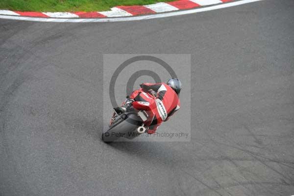 Motorcycle action photographs;cadwell;cadwell park photographs;event digital images;eventdigitalimages;motor racing louth lincolnshire;no limits trackday;peter wileman photography;trackday;trackday digital images;trackday photos