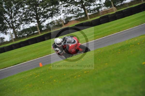 Motorcycle action photographs;cadwell;cadwell park photographs;event digital images;eventdigitalimages;motor racing louth lincolnshire;no limits trackday;peter wileman photography;trackday;trackday digital images;trackday photos