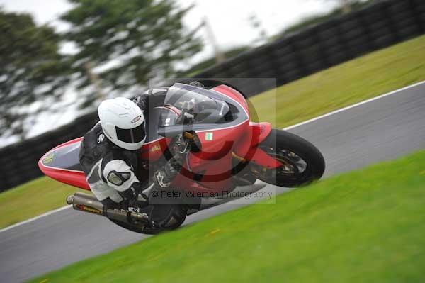 Motorcycle action photographs;cadwell;cadwell park photographs;event digital images;eventdigitalimages;motor racing louth lincolnshire;no limits trackday;peter wileman photography;trackday;trackday digital images;trackday photos