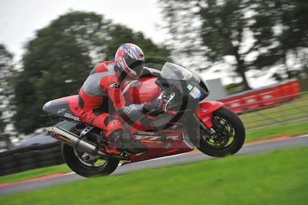 Motorcycle action photographs;cadwell;cadwell park photographs;event digital images;eventdigitalimages;motor racing louth lincolnshire;no limits trackday;peter wileman photography;trackday;trackday digital images;trackday photos