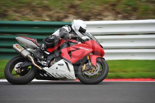 Motorcycle action photographs;cadwell;cadwell park photographs;event digital images;eventdigitalimages;motor racing louth lincolnshire;no limits trackday;peter wileman photography;trackday;trackday digital images;trackday photos