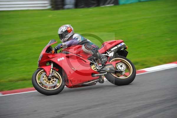 Motorcycle action photographs;cadwell;cadwell park photographs;event digital images;eventdigitalimages;motor racing louth lincolnshire;no limits trackday;peter wileman photography;trackday;trackday digital images;trackday photos