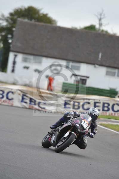 Mallory park Leicestershire;Mallory park photographs;Motorcycle action photographs;event digital images;eventdigitalimages;mallory park;no limits trackday;peter wileman photography;trackday;trackday digital images;trackday photos