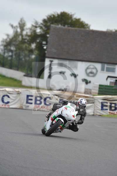 Mallory park Leicestershire;Mallory park photographs;Motorcycle action photographs;event digital images;eventdigitalimages;mallory park;no limits trackday;peter wileman photography;trackday;trackday digital images;trackday photos