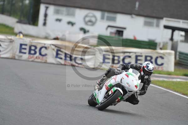 Mallory park Leicestershire;Mallory park photographs;Motorcycle action photographs;event digital images;eventdigitalimages;mallory park;no limits trackday;peter wileman photography;trackday;trackday digital images;trackday photos