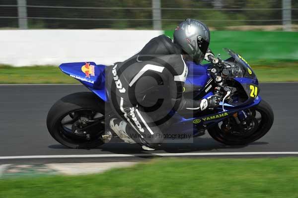 Mallory park Leicestershire;Mallory park photographs;Motorcycle action photographs;event digital images;eventdigitalimages;mallory park;no limits trackday;peter wileman photography;trackday;trackday digital images;trackday photos