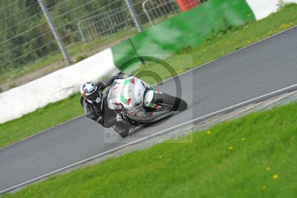 Mallory park Leicestershire;Mallory park photographs;Motorcycle action photographs;event digital images;eventdigitalimages;mallory park;no limits trackday;peter wileman photography;trackday;trackday digital images;trackday photos