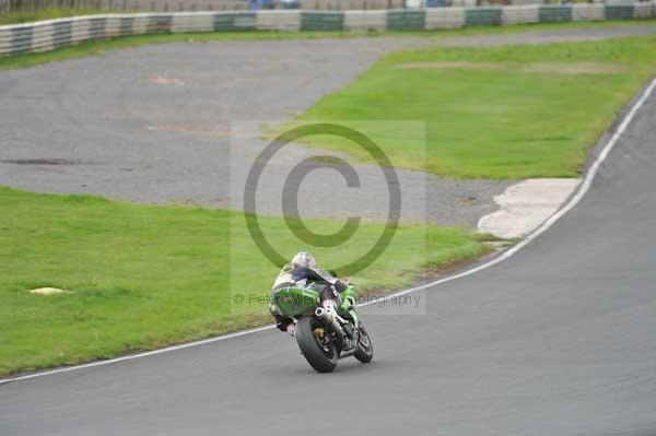 Mallory park Leicestershire;Mallory park photographs;Motorcycle action photographs;event digital images;eventdigitalimages;mallory park;no limits trackday;peter wileman photography;trackday;trackday digital images;trackday photos