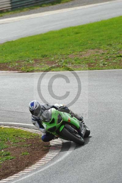 Mallory park Leicestershire;Mallory park photographs;Motorcycle action photographs;event digital images;eventdigitalimages;mallory park;no limits trackday;peter wileman photography;trackday;trackday digital images;trackday photos