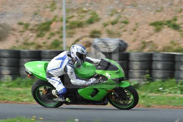 Mallory park Leicestershire;Mallory park photographs;Motorcycle action photographs;event digital images;eventdigitalimages;mallory park;no limits trackday;peter wileman photography;trackday;trackday digital images;trackday photos