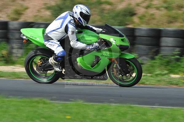 Mallory park Leicestershire;Mallory park photographs;Motorcycle action photographs;event digital images;eventdigitalimages;mallory park;no limits trackday;peter wileman photography;trackday;trackday digital images;trackday photos