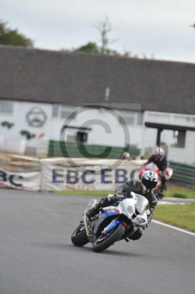 Mallory park Leicestershire;Mallory park photographs;Motorcycle action photographs;event digital images;eventdigitalimages;mallory park;no limits trackday;peter wileman photography;trackday;trackday digital images;trackday photos