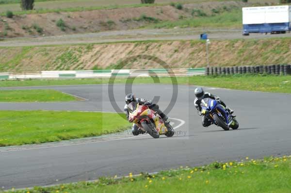 Mallory park Leicestershire;Mallory park photographs;Motorcycle action photographs;event digital images;eventdigitalimages;mallory park;no limits trackday;peter wileman photography;trackday;trackday digital images;trackday photos