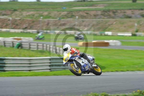 Mallory park Leicestershire;Mallory park photographs;Motorcycle action photographs;event digital images;eventdigitalimages;mallory park;no limits trackday;peter wileman photography;trackday;trackday digital images;trackday photos