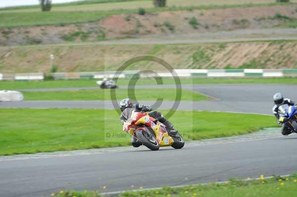 Mallory park Leicestershire;Mallory park photographs;Motorcycle action photographs;event digital images;eventdigitalimages;mallory park;no limits trackday;peter wileman photography;trackday;trackday digital images;trackday photos