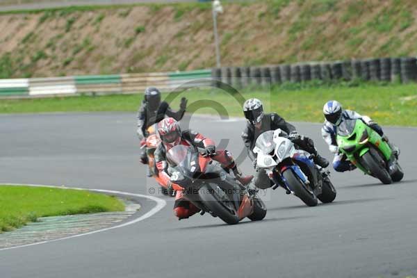 Mallory park Leicestershire;Mallory park photographs;Motorcycle action photographs;event digital images;eventdigitalimages;mallory park;no limits trackday;peter wileman photography;trackday;trackday digital images;trackday photos