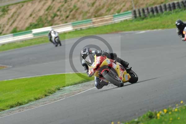 Mallory park Leicestershire;Mallory park photographs;Motorcycle action photographs;event digital images;eventdigitalimages;mallory park;no limits trackday;peter wileman photography;trackday;trackday digital images;trackday photos