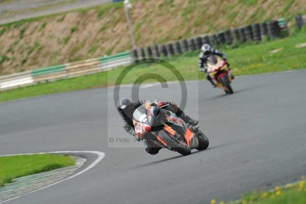 Mallory park Leicestershire;Mallory park photographs;Motorcycle action photographs;event digital images;eventdigitalimages;mallory park;no limits trackday;peter wileman photography;trackday;trackday digital images;trackday photos