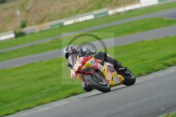 Mallory park Leicestershire;Mallory park photographs;Motorcycle action photographs;event digital images;eventdigitalimages;mallory park;no limits trackday;peter wileman photography;trackday;trackday digital images;trackday photos