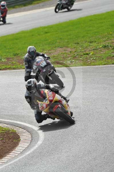 Mallory park Leicestershire;Mallory park photographs;Motorcycle action photographs;event digital images;eventdigitalimages;mallory park;no limits trackday;peter wileman photography;trackday;trackday digital images;trackday photos