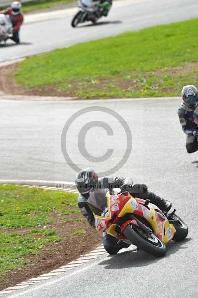 Mallory park Leicestershire;Mallory park photographs;Motorcycle action photographs;event digital images;eventdigitalimages;mallory park;no limits trackday;peter wileman photography;trackday;trackday digital images;trackday photos