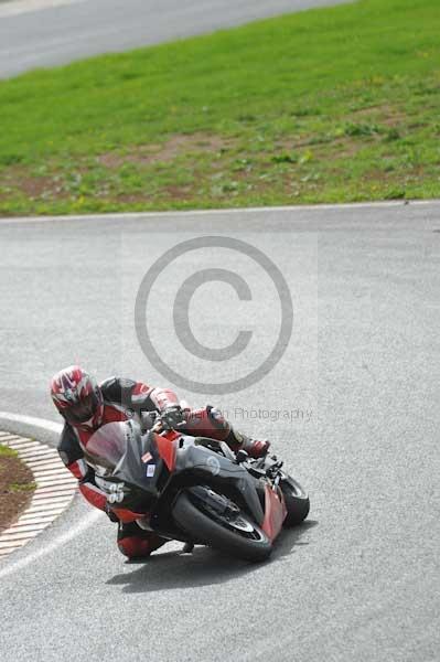 Mallory park Leicestershire;Mallory park photographs;Motorcycle action photographs;event digital images;eventdigitalimages;mallory park;no limits trackday;peter wileman photography;trackday;trackday digital images;trackday photos