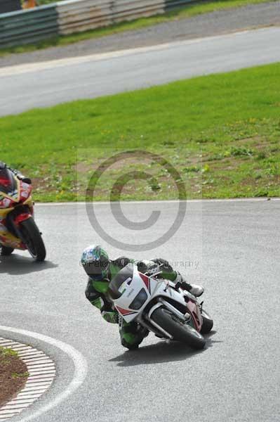 Mallory park Leicestershire;Mallory park photographs;Motorcycle action photographs;event digital images;eventdigitalimages;mallory park;no limits trackday;peter wileman photography;trackday;trackday digital images;trackday photos