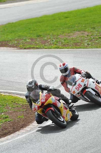 Mallory park Leicestershire;Mallory park photographs;Motorcycle action photographs;event digital images;eventdigitalimages;mallory park;no limits trackday;peter wileman photography;trackday;trackday digital images;trackday photos