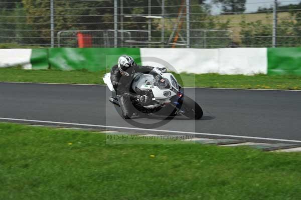 Mallory park Leicestershire;Mallory park photographs;Motorcycle action photographs;event digital images;eventdigitalimages;mallory park;no limits trackday;peter wileman photography;trackday;trackday digital images;trackday photos