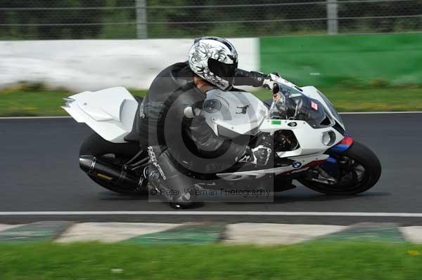 Mallory park Leicestershire;Mallory park photographs;Motorcycle action photographs;event digital images;eventdigitalimages;mallory park;no limits trackday;peter wileman photography;trackday;trackday digital images;trackday photos