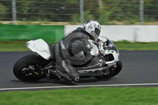 Mallory park Leicestershire;Mallory park photographs;Motorcycle action photographs;event digital images;eventdigitalimages;mallory park;no limits trackday;peter wileman photography;trackday;trackday digital images;trackday photos