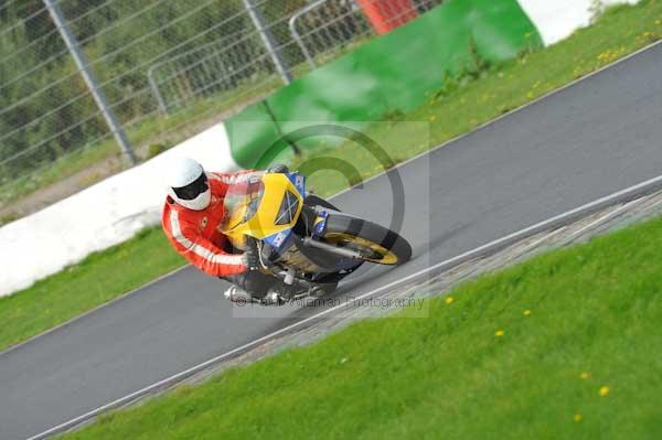 Mallory park Leicestershire;Mallory park photographs;Motorcycle action photographs;event digital images;eventdigitalimages;mallory park;no limits trackday;peter wileman photography;trackday;trackday digital images;trackday photos