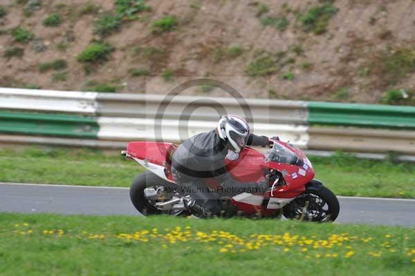 Mallory park Leicestershire;Mallory park photographs;Motorcycle action photographs;event digital images;eventdigitalimages;mallory park;no limits trackday;peter wileman photography;trackday;trackday digital images;trackday photos