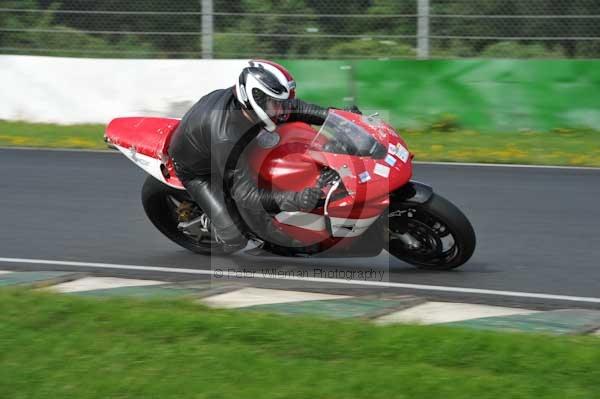 Mallory park Leicestershire;Mallory park photographs;Motorcycle action photographs;event digital images;eventdigitalimages;mallory park;no limits trackday;peter wileman photography;trackday;trackday digital images;trackday photos