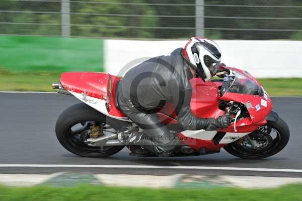 Mallory park Leicestershire;Mallory park photographs;Motorcycle action photographs;event digital images;eventdigitalimages;mallory park;no limits trackday;peter wileman photography;trackday;trackday digital images;trackday photos