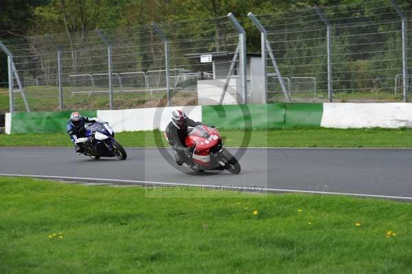 Mallory park Leicestershire;Mallory park photographs;Motorcycle action photographs;event digital images;eventdigitalimages;mallory park;no limits trackday;peter wileman photography;trackday;trackday digital images;trackday photos