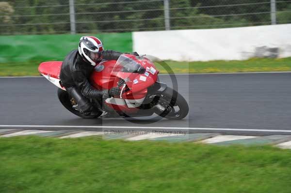 Mallory park Leicestershire;Mallory park photographs;Motorcycle action photographs;event digital images;eventdigitalimages;mallory park;no limits trackday;peter wileman photography;trackday;trackday digital images;trackday photos