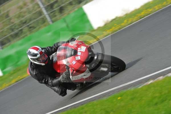 Mallory park Leicestershire;Mallory park photographs;Motorcycle action photographs;event digital images;eventdigitalimages;mallory park;no limits trackday;peter wileman photography;trackday;trackday digital images;trackday photos