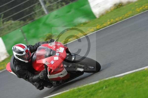 Mallory park Leicestershire;Mallory park photographs;Motorcycle action photographs;event digital images;eventdigitalimages;mallory park;no limits trackday;peter wileman photography;trackday;trackday digital images;trackday photos