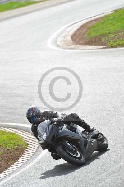 Mallory park Leicestershire;Mallory park photographs;Motorcycle action photographs;event digital images;eventdigitalimages;mallory park;no limits trackday;peter wileman photography;trackday;trackday digital images;trackday photos