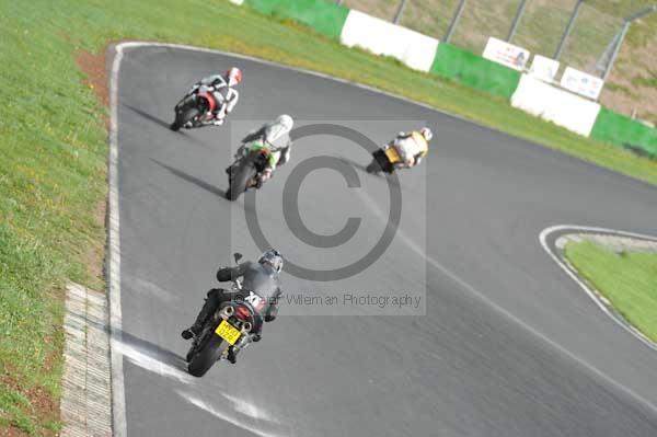 Mallory park Leicestershire;Mallory park photographs;Motorcycle action photographs;event digital images;eventdigitalimages;mallory park;no limits trackday;peter wileman photography;trackday;trackday digital images;trackday photos