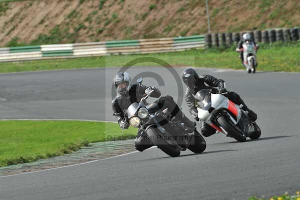 Mallory park Leicestershire;Mallory park photographs;Motorcycle action photographs;event digital images;eventdigitalimages;mallory park;no limits trackday;peter wileman photography;trackday;trackday digital images;trackday photos