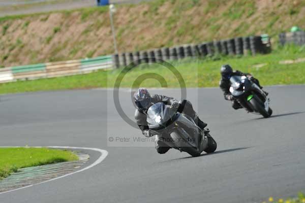 Mallory park Leicestershire;Mallory park photographs;Motorcycle action photographs;event digital images;eventdigitalimages;mallory park;no limits trackday;peter wileman photography;trackday;trackday digital images;trackday photos