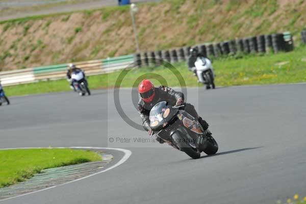 Mallory park Leicestershire;Mallory park photographs;Motorcycle action photographs;event digital images;eventdigitalimages;mallory park;no limits trackday;peter wileman photography;trackday;trackday digital images;trackday photos