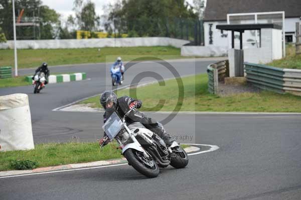 Mallory park Leicestershire;Mallory park photographs;Motorcycle action photographs;event digital images;eventdigitalimages;mallory park;no limits trackday;peter wileman photography;trackday;trackday digital images;trackday photos