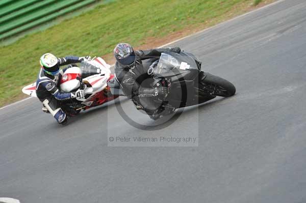 Mallory park Leicestershire;Mallory park photographs;Motorcycle action photographs;event digital images;eventdigitalimages;mallory park;no limits trackday;peter wileman photography;trackday;trackday digital images;trackday photos