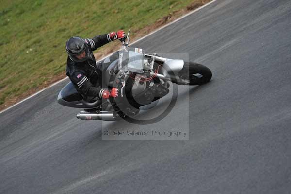 Mallory park Leicestershire;Mallory park photographs;Motorcycle action photographs;event digital images;eventdigitalimages;mallory park;no limits trackday;peter wileman photography;trackday;trackday digital images;trackday photos