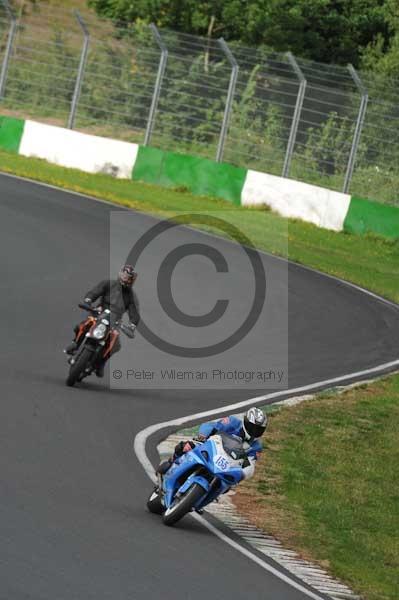 Mallory park Leicestershire;Mallory park photographs;Motorcycle action photographs;event digital images;eventdigitalimages;mallory park;no limits trackday;peter wileman photography;trackday;trackday digital images;trackday photos