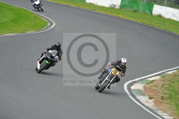 Mallory park Leicestershire;Mallory park photographs;Motorcycle action photographs;event digital images;eventdigitalimages;mallory park;no limits trackday;peter wileman photography;trackday;trackday digital images;trackday photos